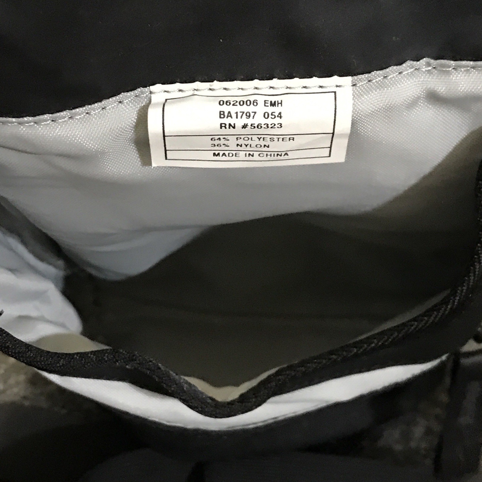 Nike BA1797-054 Black Adjustable Crossbody Shoulder Strap Bag w/ Clip Close Top