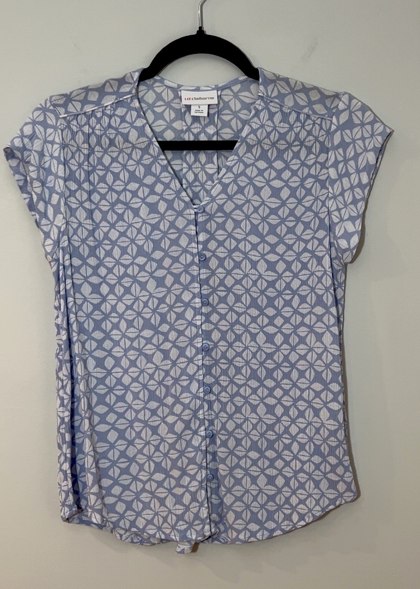 Liz Claiborne Blouse Size S Blue White Geometric Print Button Front Cap Sleeve