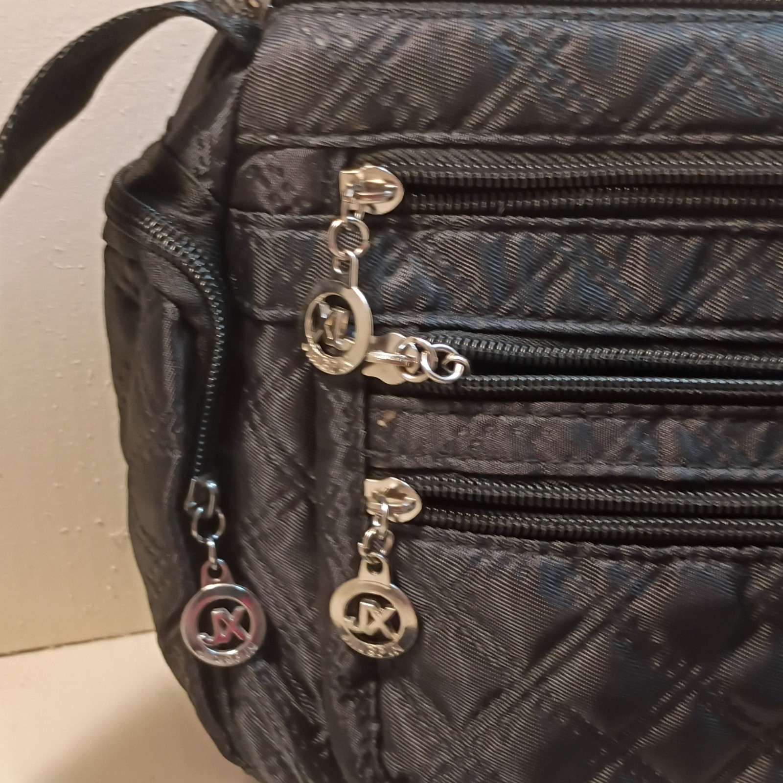 JINGPIN Black Quilted Zipper Logo Shoulder Bag Pockets Diamond Women Classic