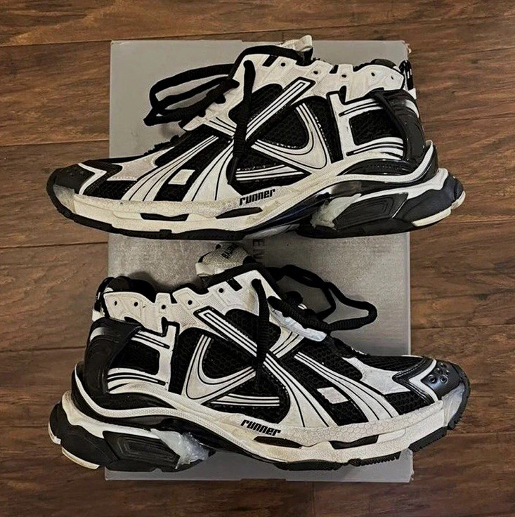 Balenciaga Runner Men’s Low Top Lace Up Athletic Sneakers Black/White