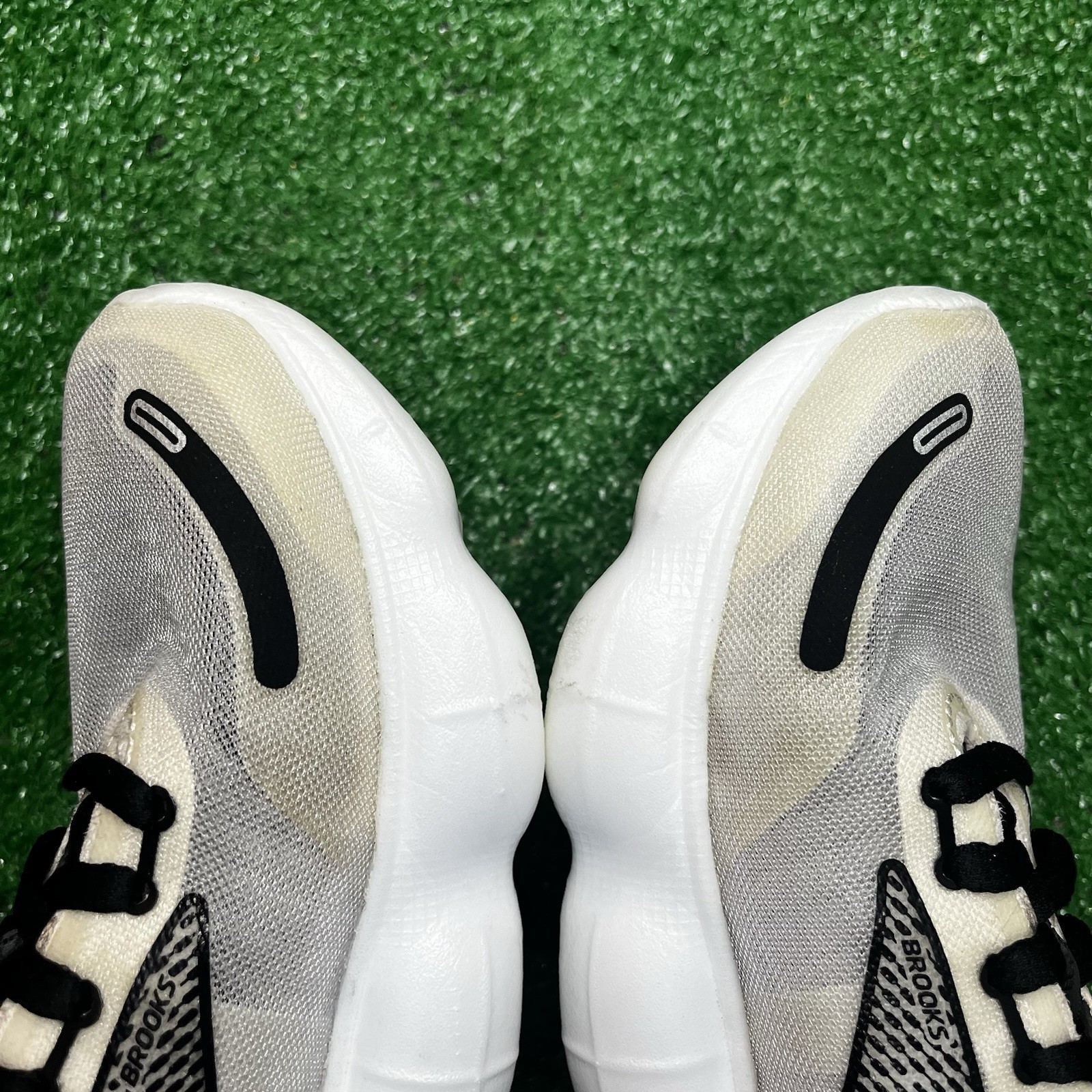 Brooks Aurora BL women’s size 7 Nitrogen Injected Running Shoes White/black