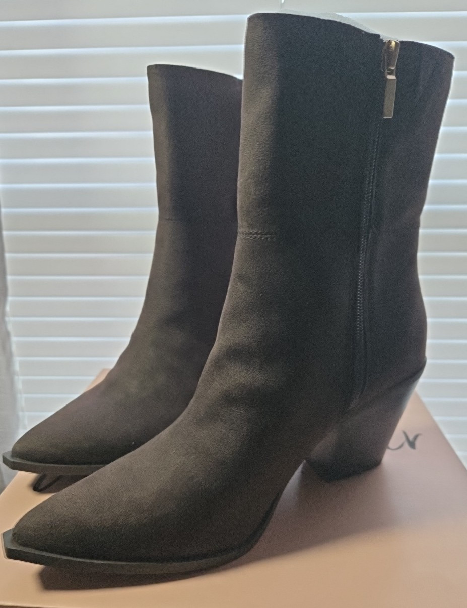 Wild Pair Womens Brown Ankle Boots Heeled Side Zip Size 8.5 M