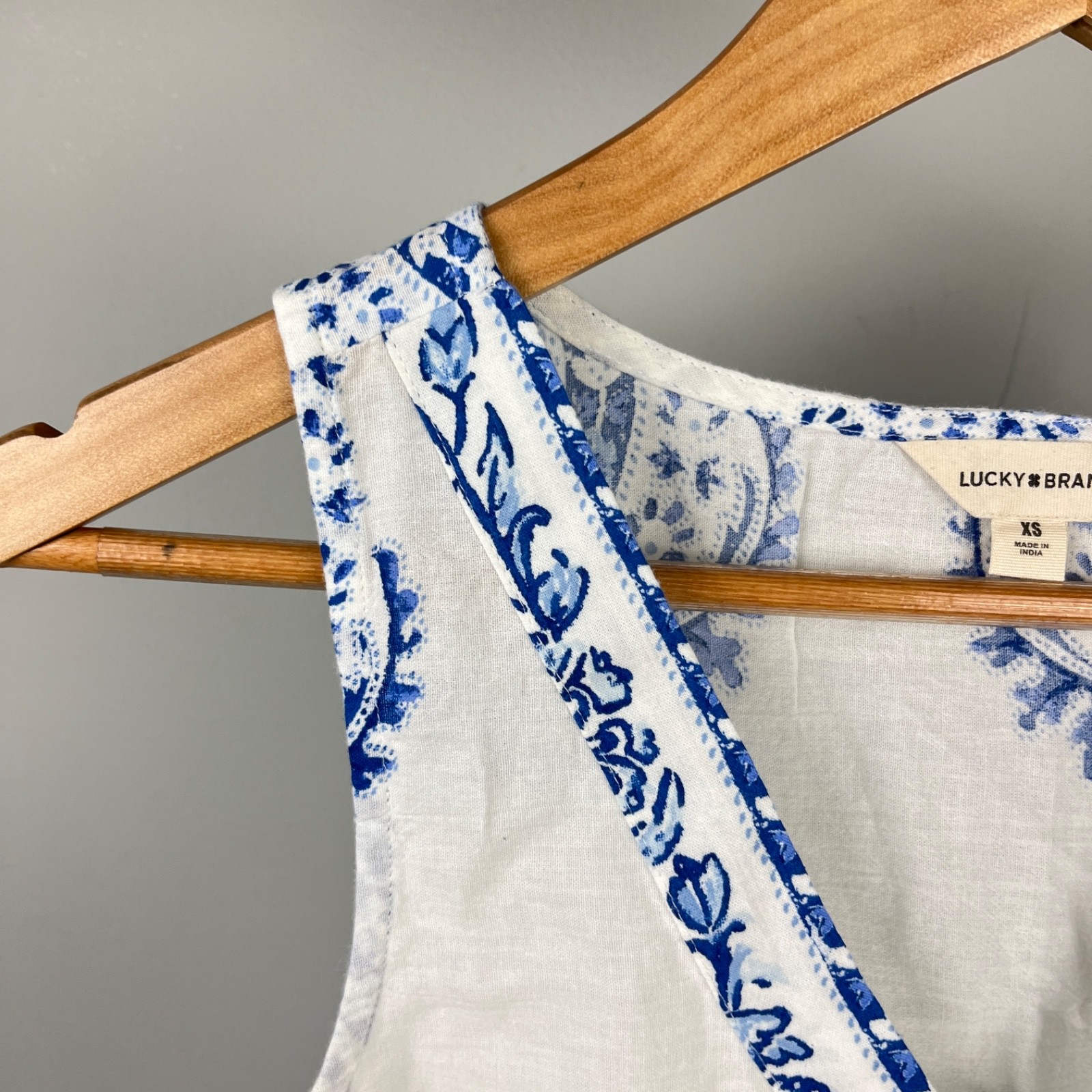 Lucky Brand Boho Sleeveless Top Womens XS Blue White Paisley Print Peasant