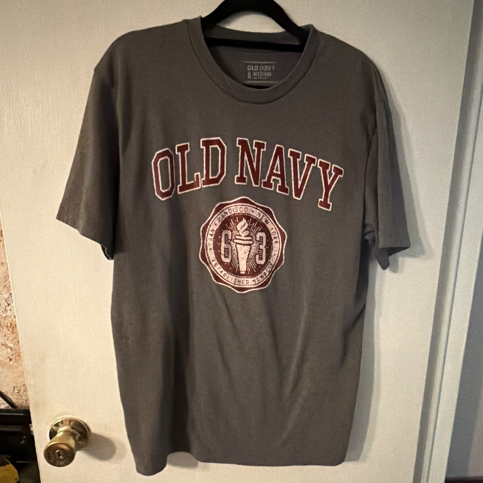 Old Navy Men’s Medium Gray Graphic T-Shirt Distressed Varsity Logo Short Sleeve