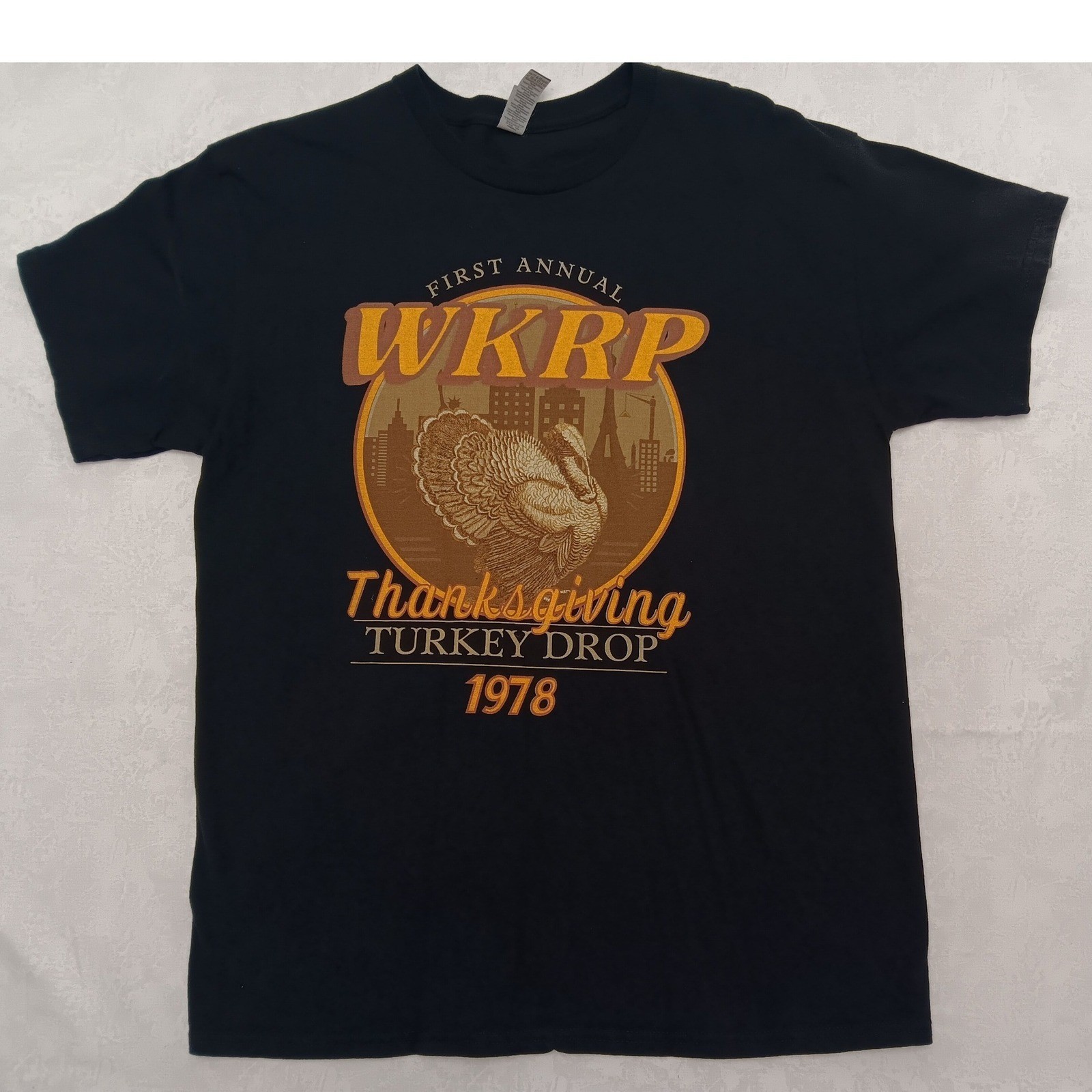 Gildan WKRP Thanksgiving Turkey Drop 1978 Black Graphic T-Shirt Mens Large L