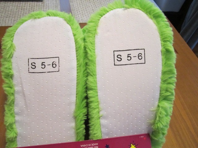 FLUFFER SCUFFER PLUSH CUTE COZY WARM GREEN FROG SLIPPERS 5/6 SMALL BRAND NEW