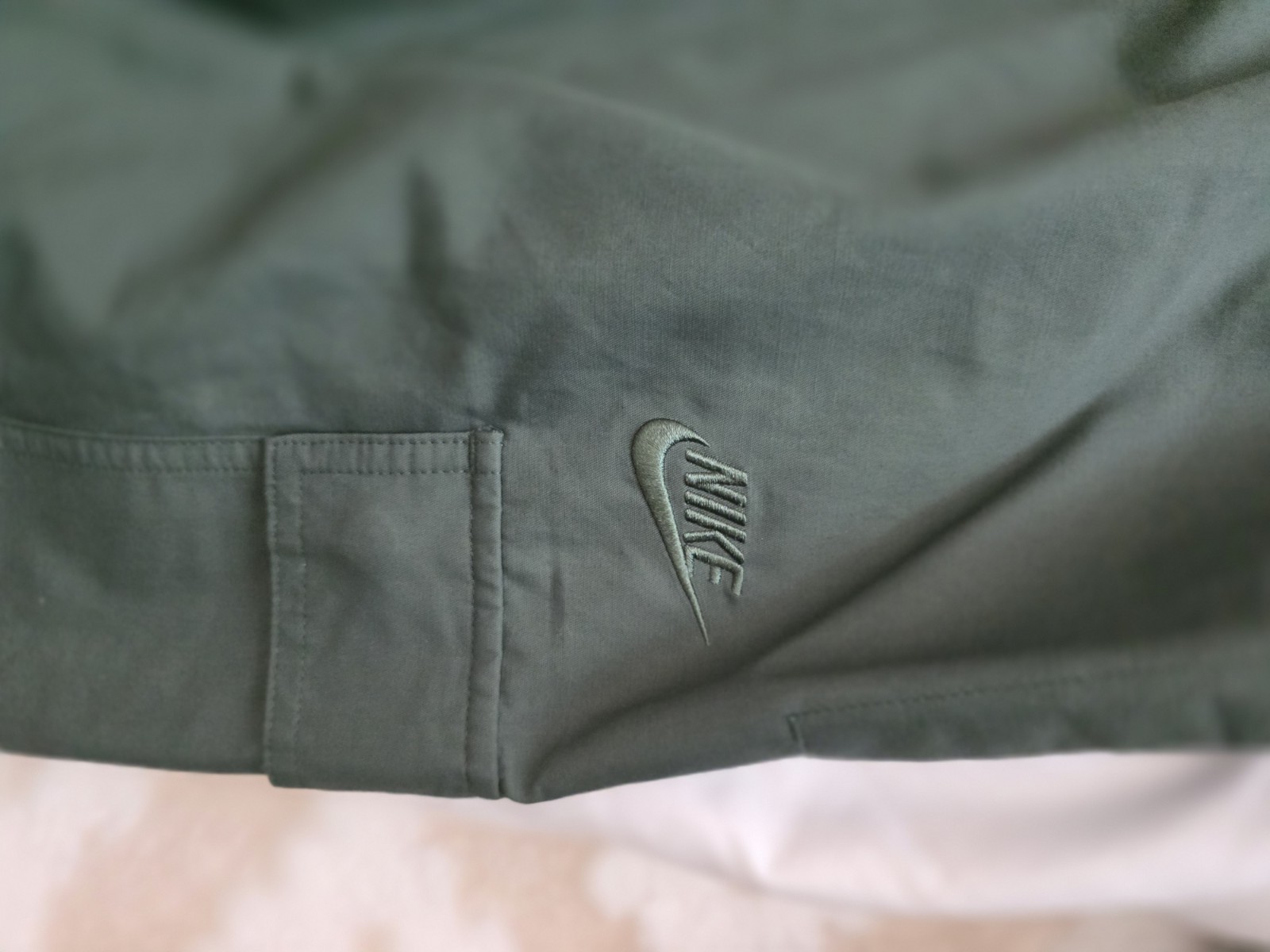 Nike Men’s Green Cargo Pants L Regular Fit Tapered Leg Drawstring Pockets