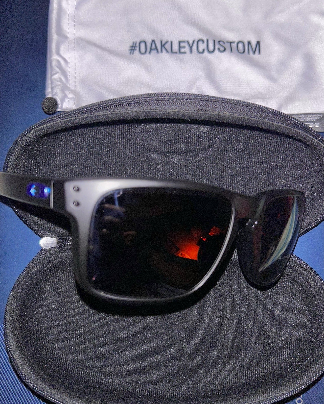 Oakley Holbrook Men’s Square Sunglasses Black Frame Tinted Lenses Case Bag