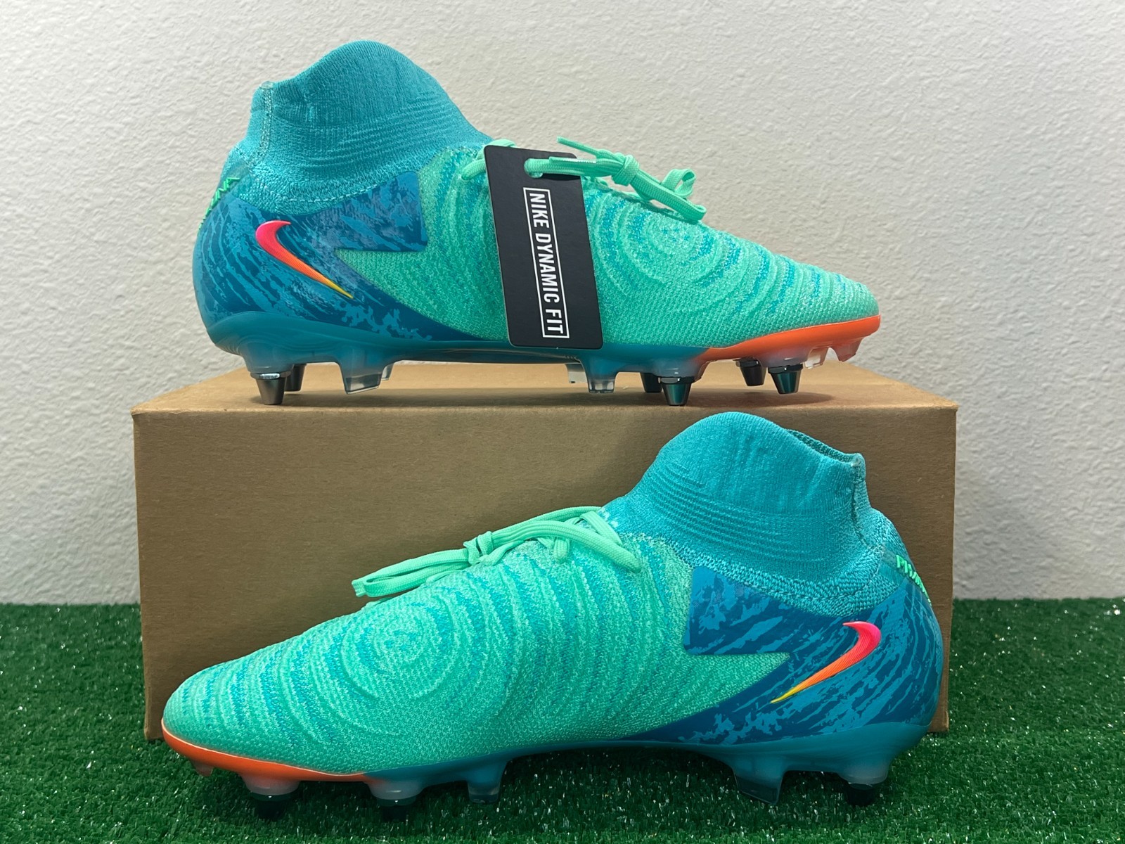 8.5 Men/10 Women- Nike Phantom Luna 2 Elite LV8 SG-Pro Vortex Pack Soccer Cleats