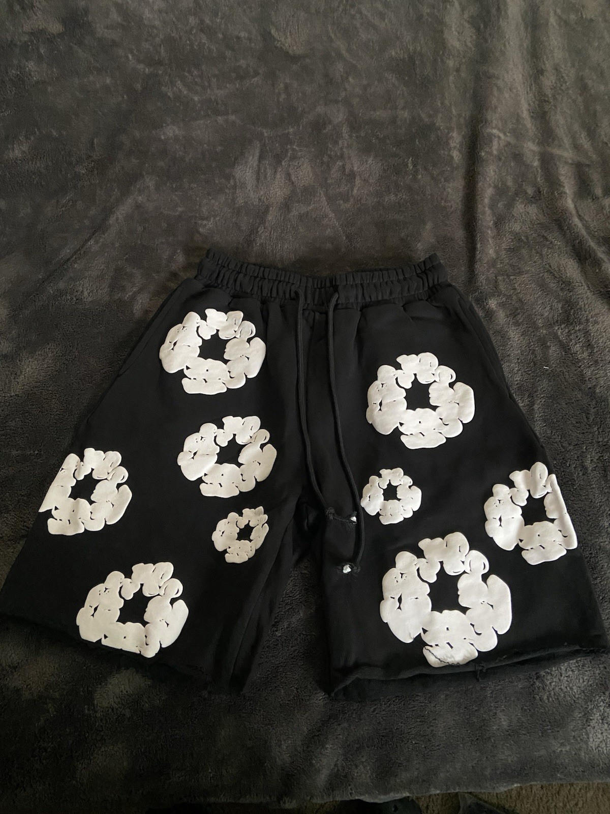 DENIM TEARS Black/Pink Fleece Sweat Shorts Cotton Wreath