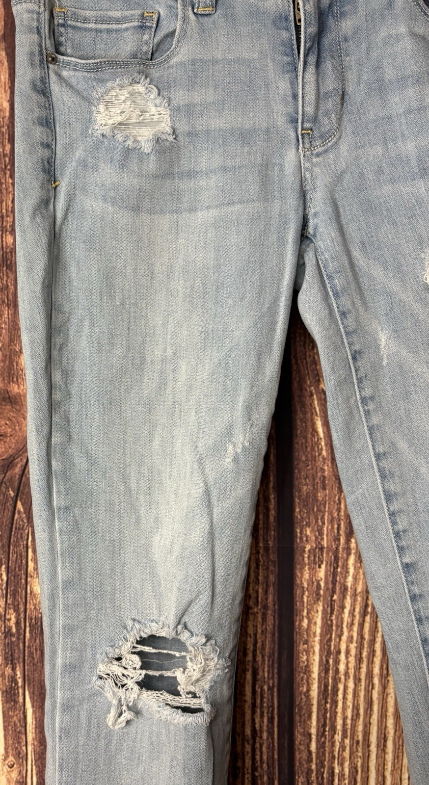 American Eagle Women’s Light Wash Super Stretch Distressed Skinny Jeans Size 4