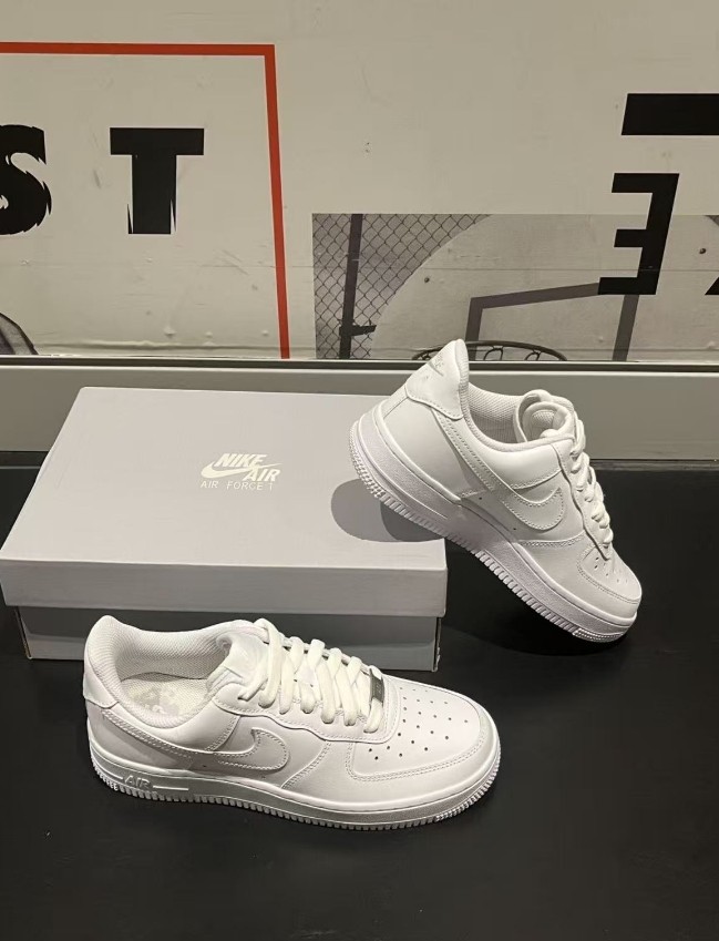 Nike Air Force 1 Low Top Triple White ’07 Mens White Sports Classic Sneaker