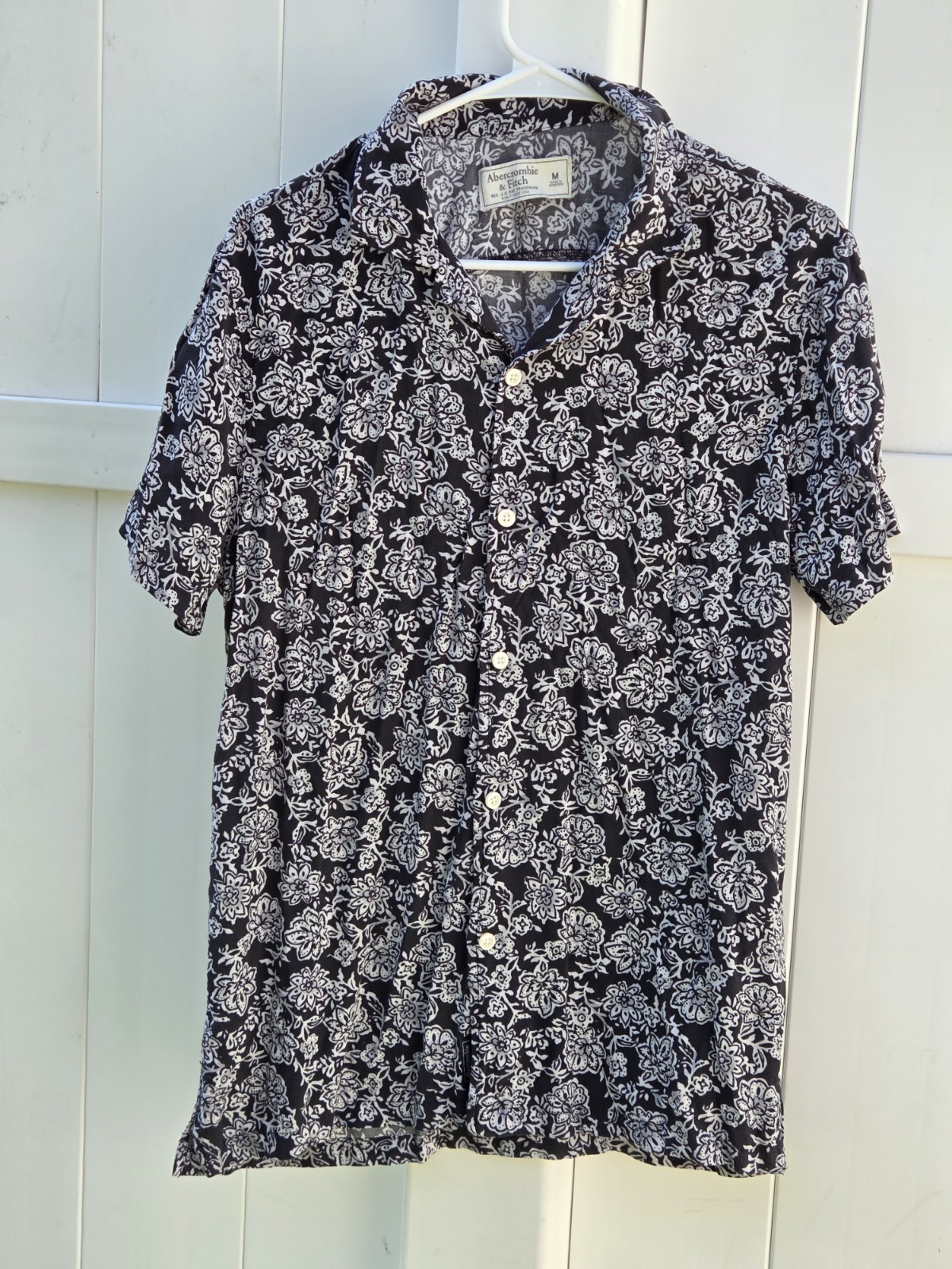 Abercrombie & Fitch Black Floral Short-Sleeve Shirt Size M