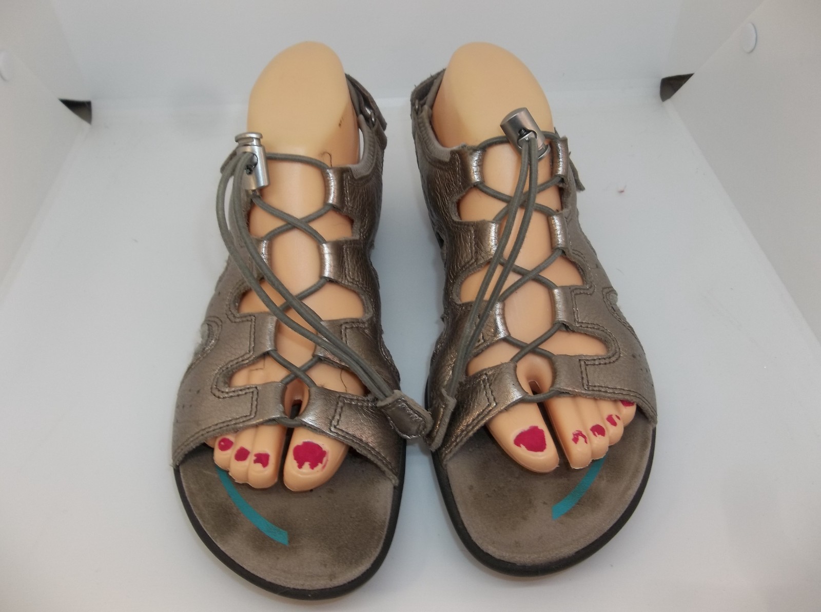 ECCO WOMENS SILVER METALLIC BLUMA TOGGLE GLADIATOR SANDAL SIZE 8 LEATHER
