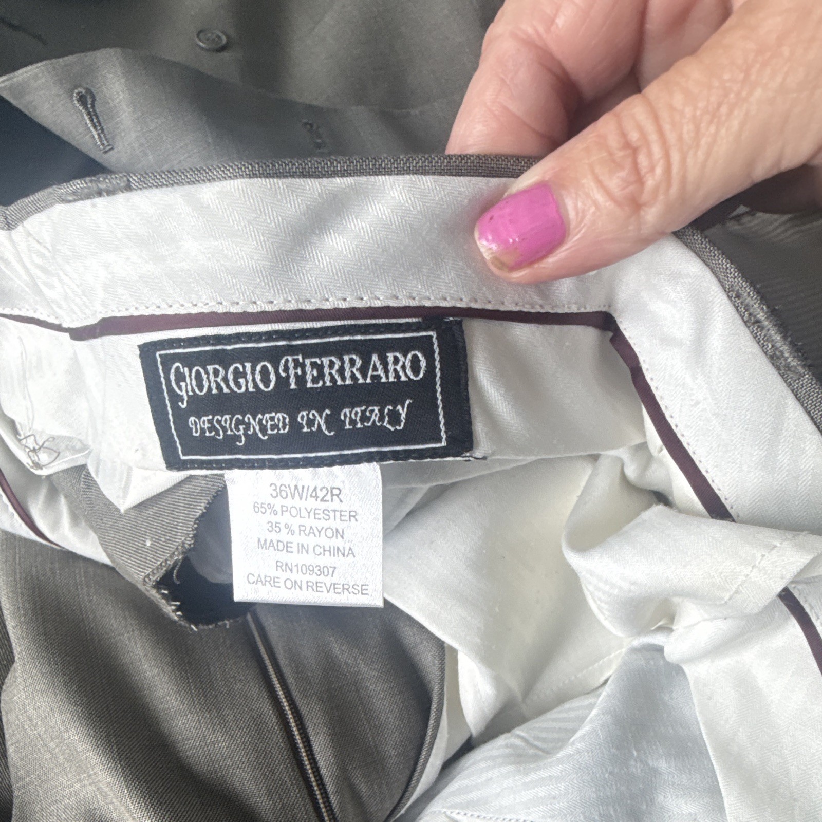 Giorgio Ferraro 2-Piece Gray Herringbone Suit 42R 36W Regular Fit