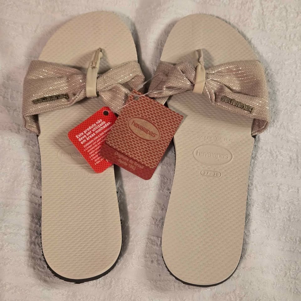Womens 7.5W Classic Havaianas You St. Tropez Shine Flip Flops in Beige Bow