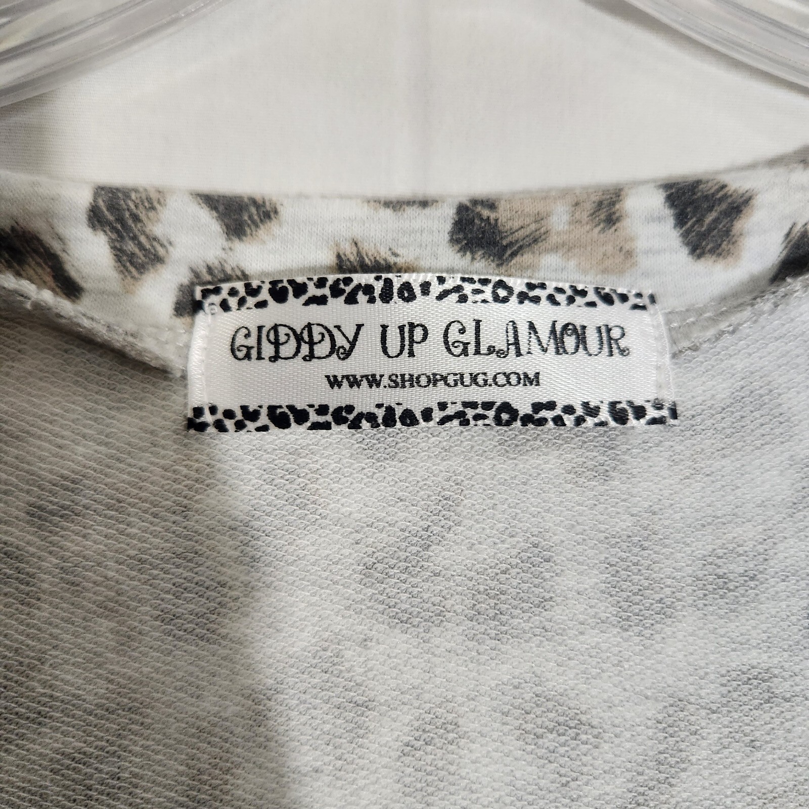 Giddy Up Glamour Womens Shirt M White Leopard Print V-neck Short Sleeve Top
