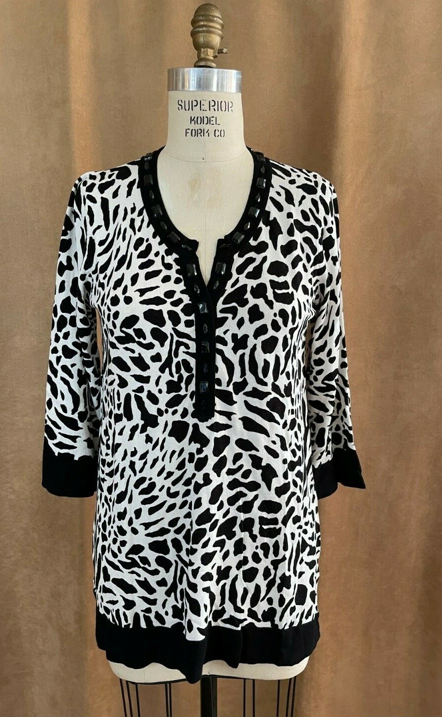 L Joseph A women shirt sweater pullover faux silk large animal print black shirt