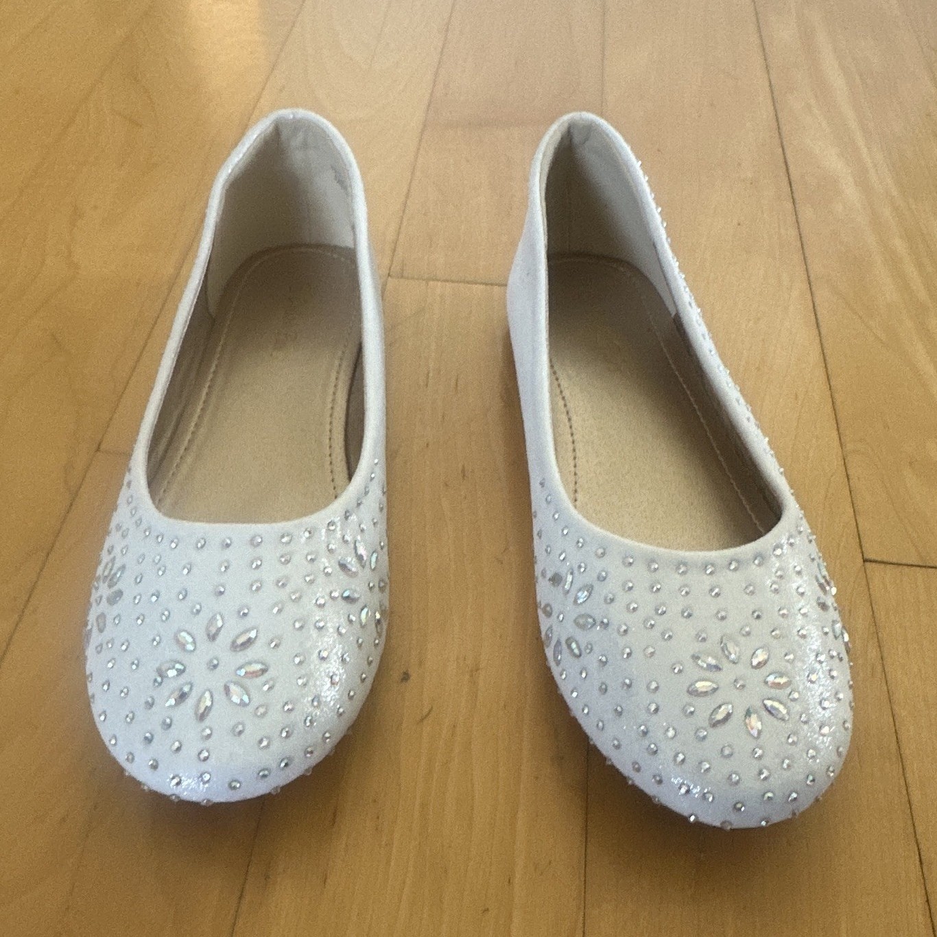 Dream Pairs Women’s White Faux Suede Rhinestone Slip-On Ballet Flats 4