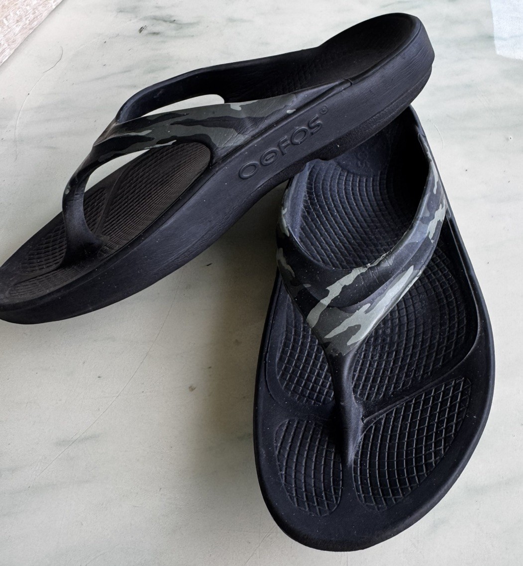 OOFOS OOlala Womens Thong Recovery Sandals Black Green Camo Sz 8