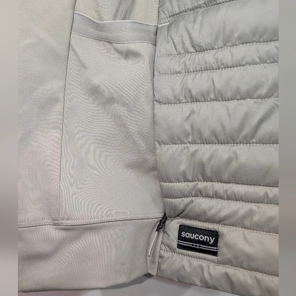 NWOT Saucony Men’s XL Hurricane Insulated Taupe Puffer Zip Up Jacket Hooded