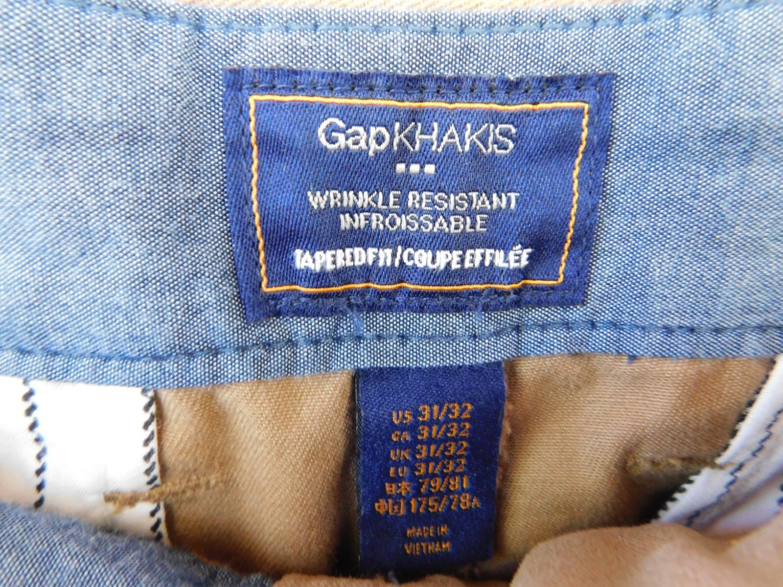 GAP Men Khaki Pants Size 31/32 Brown Classic Taper Wrinkle Resistant