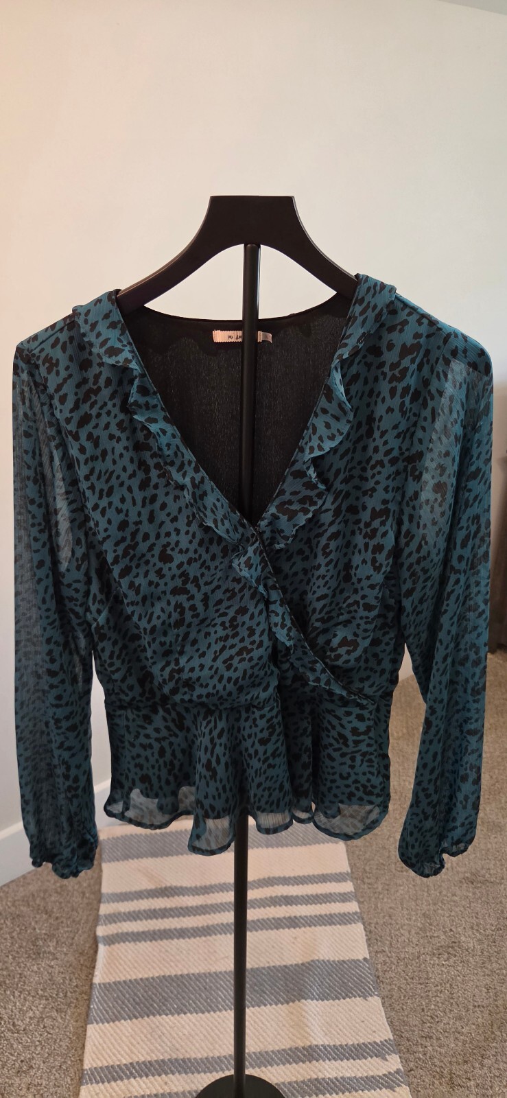 mi ami Women’s Long Sleeve Ruffled Wrap Blouse XL