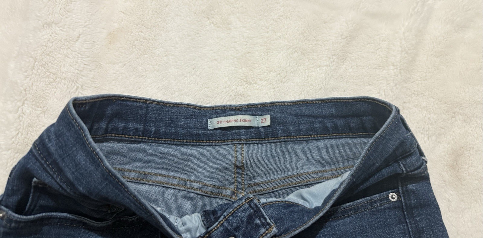 Levi’s Women’s Blue Medium Wash Mid Rise Skinny 5-Pocket Denim Jeans 27