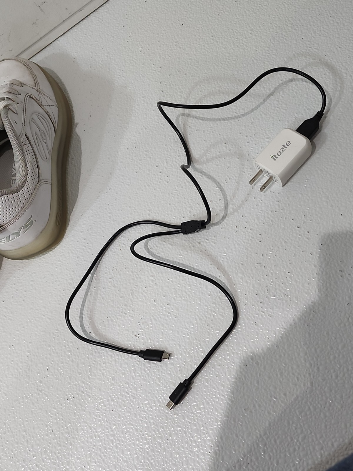 Heelys Premium 1 Lo Light Up Rechargeable Skate Shoe Youth Size 4 + Dual Charger