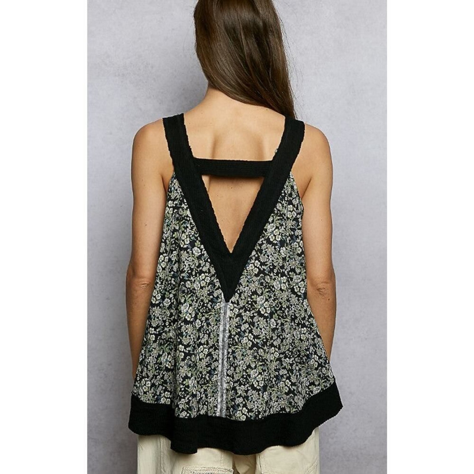 POL Floral V-Neck Flowy Top with Front Pocket – Sage