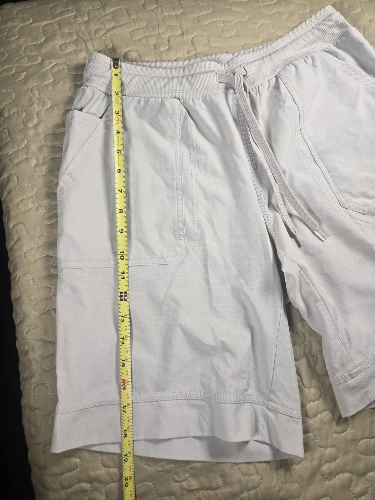 St. John’s Bay Light Gray Mens Bermuda Shorts M Drawstring Elastic Waist Pockets