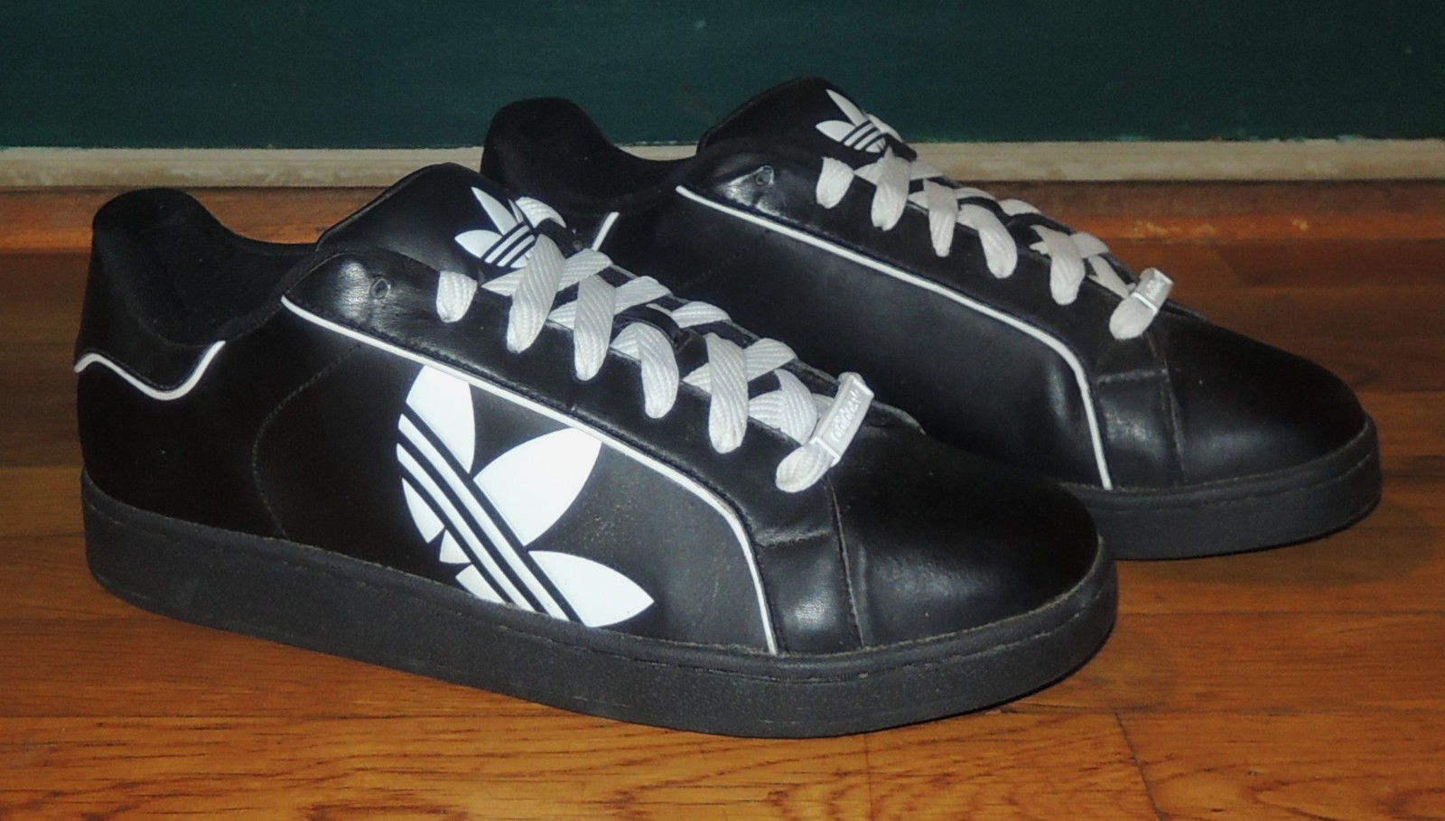 Adidas black + white sneakers Men’s 12 M EU 46 2/3 Excellent condition