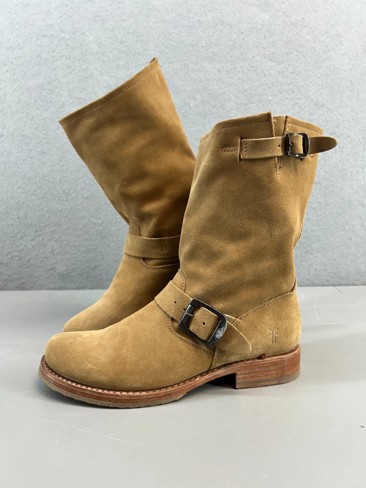 FRYE Veronica Short Suede Boots Women’s Size 7 Camel Tan Moto Engineer Buckle