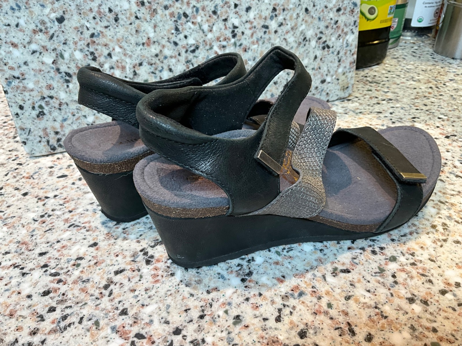 AETREX BRYNN SANDALS SIZE 7/37 BLACK/SILVER WEDGE WOMENS SHOES