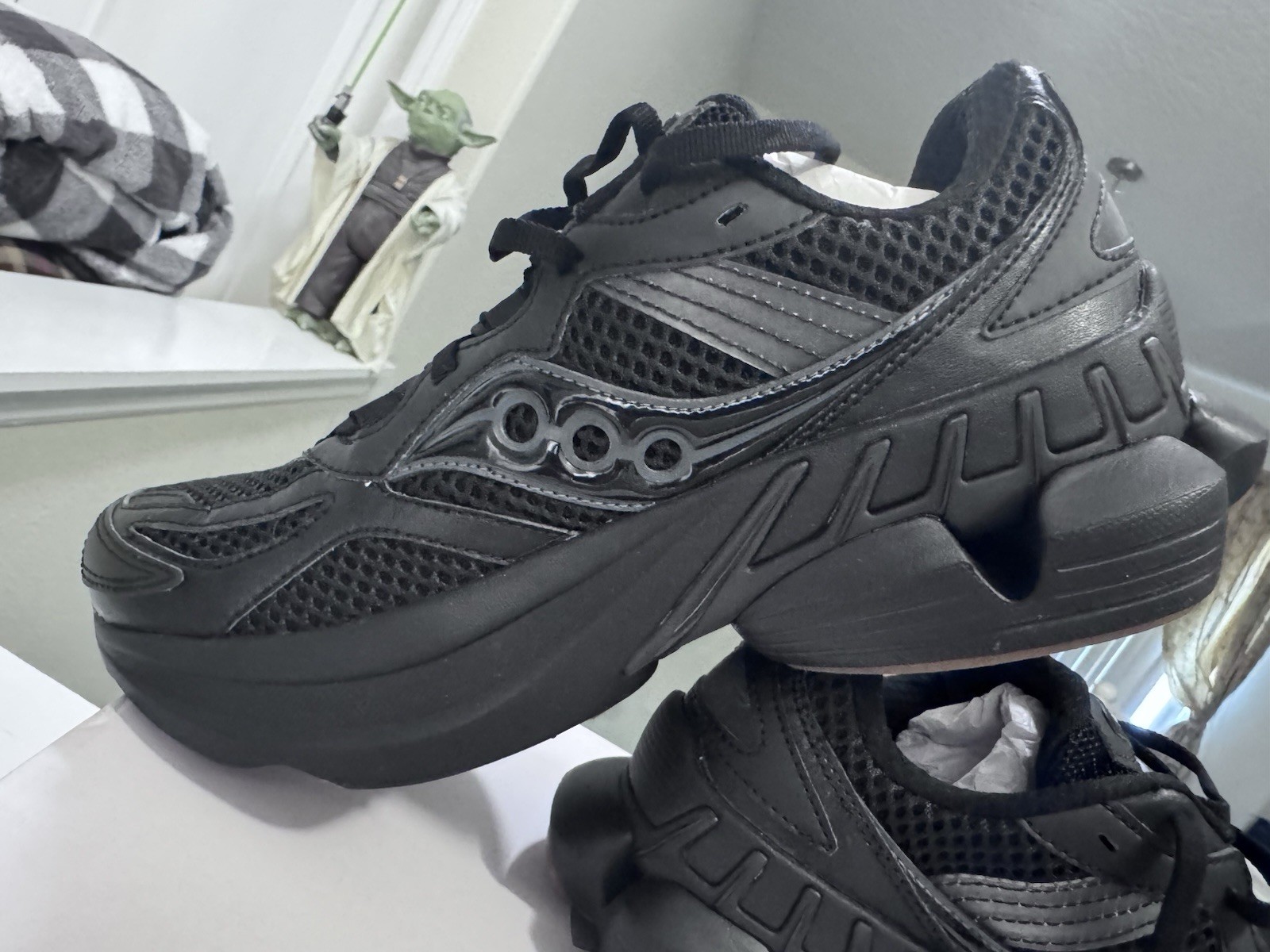 Saucony Grid NXT S70797-3 Triple Black Shoes Men’s 6, Women’s 7.5