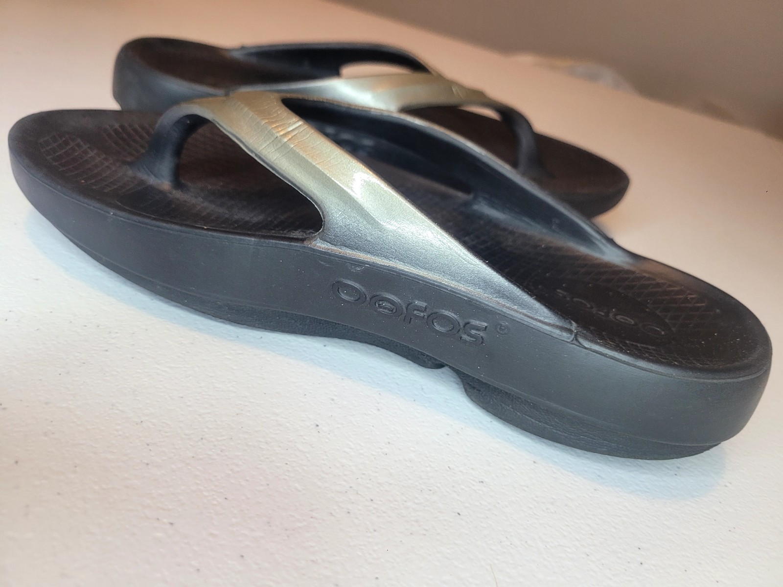 Oofos Oolala Recovery Thong Sandals Flip Flops Womens 6 Silver Metallic Comfort