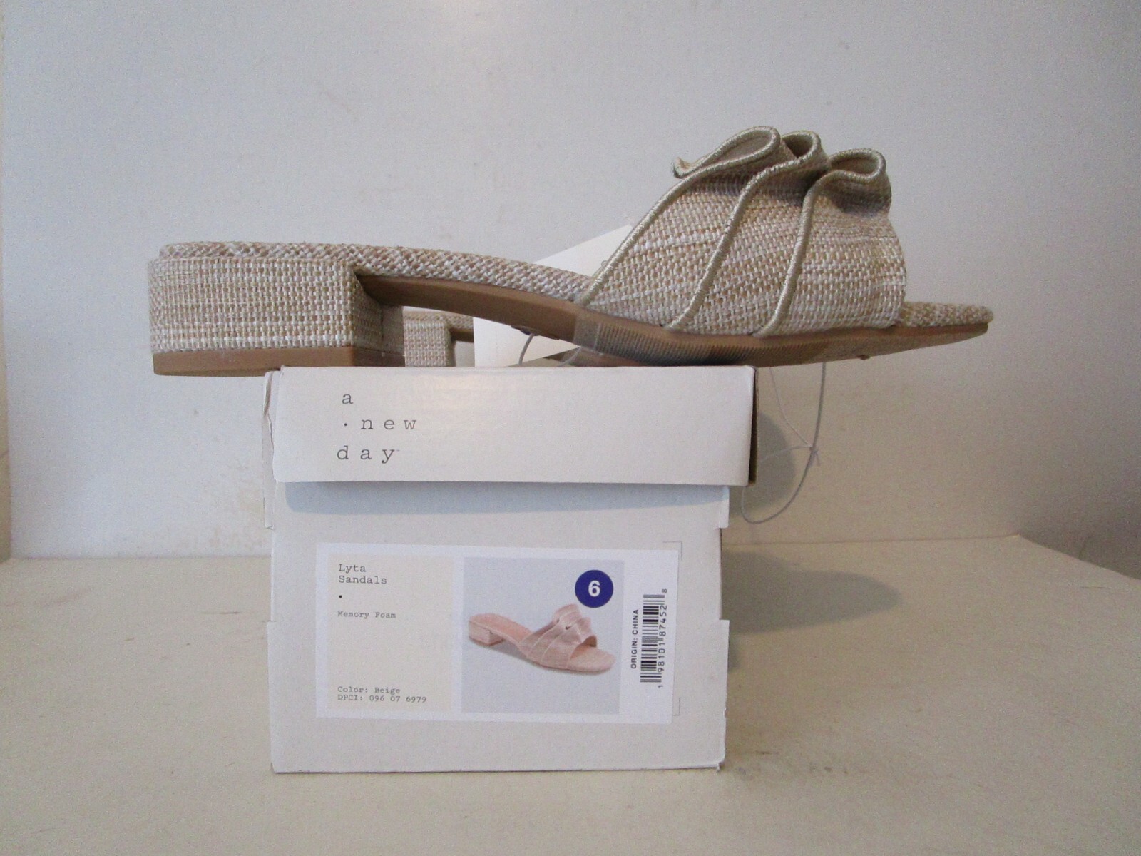 A New DAy Womens Lyta Raffia Ruffle Sandals w/ Memory Foam Insole Beige Size 6