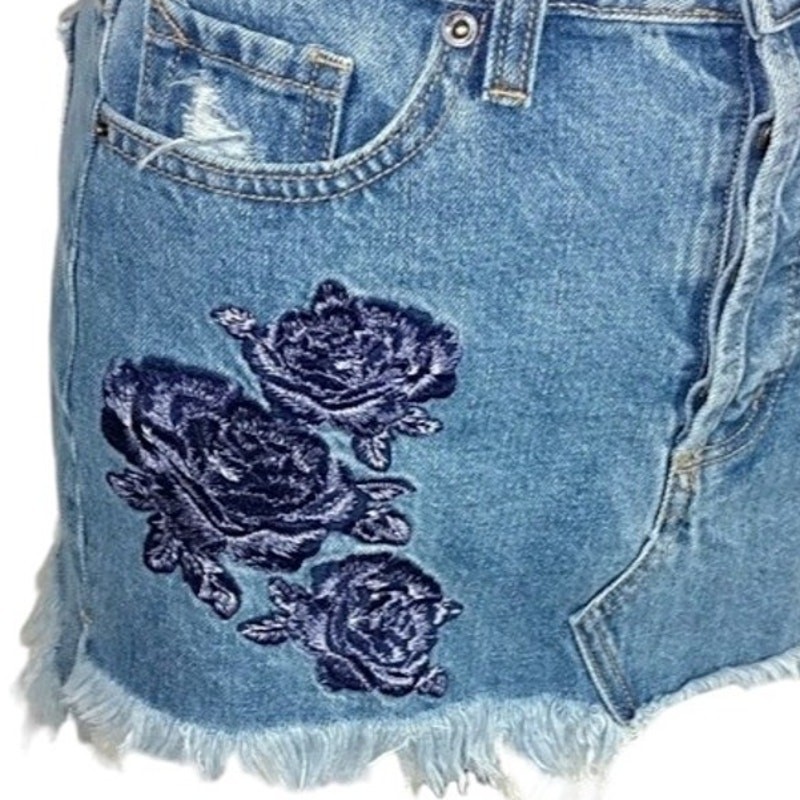 Hidden Jeans Distressed Fringe Hem Embroidered Flower Denim Skirt Small NWOT