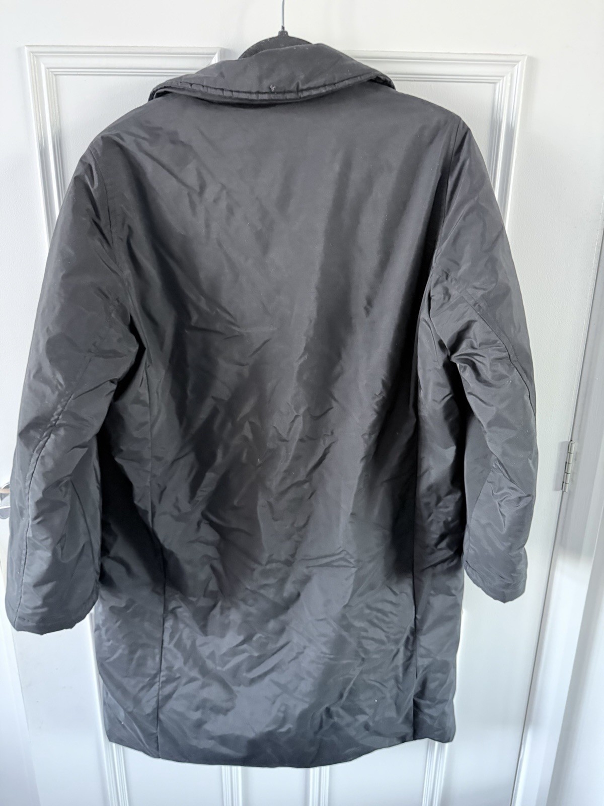 Max Mara quilted coat features a structured collar, IT42 VGC