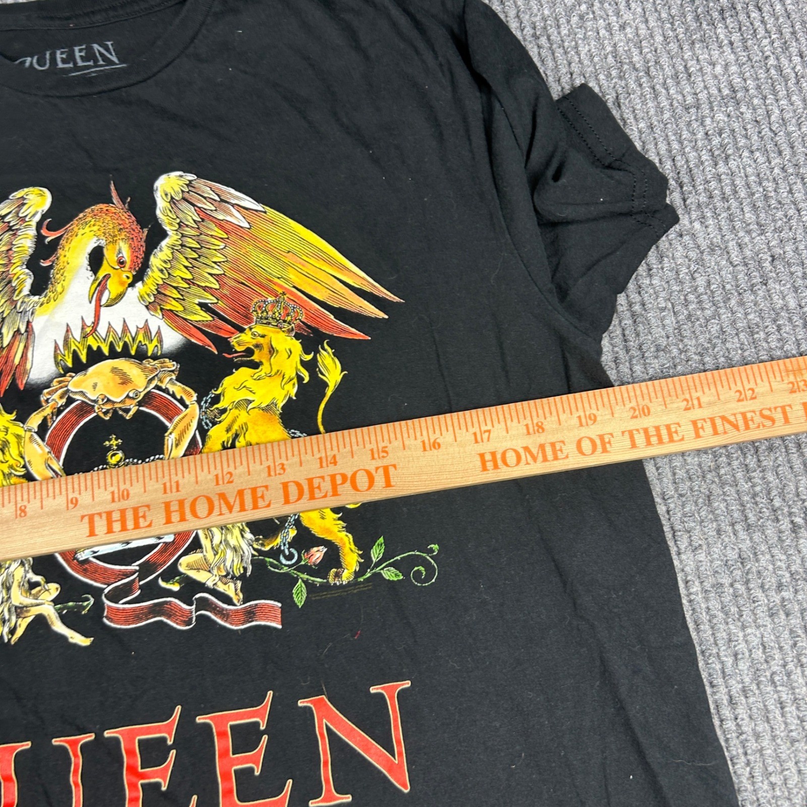 Queen Shirt Men’s L Official Merch Classic Crest Logo Black Graphic