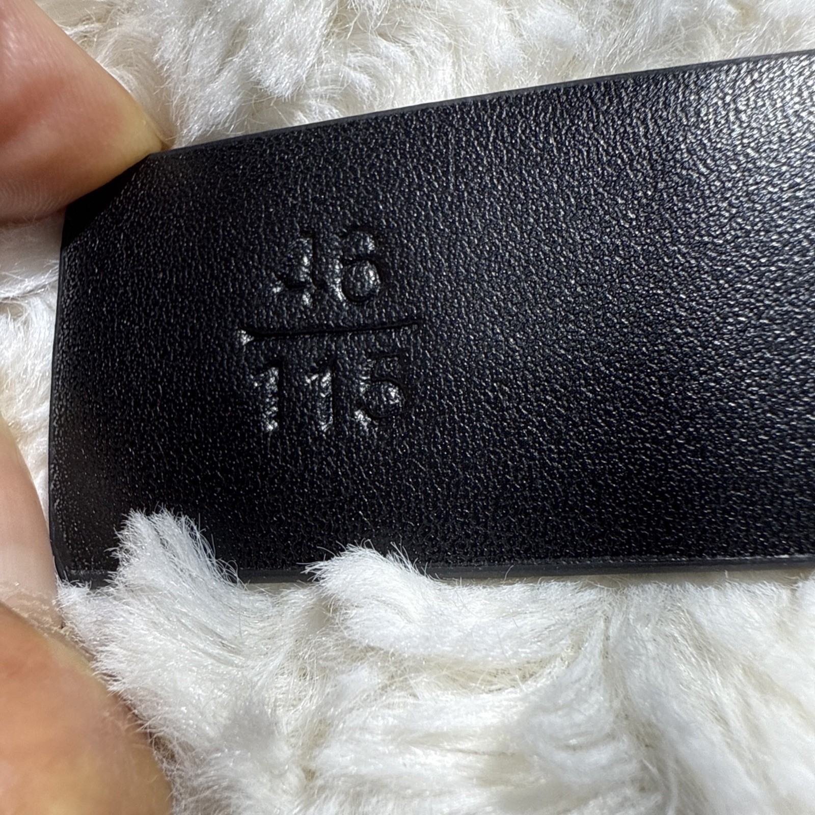 Valentino Garavani belt with VLogo buckle in black leather.