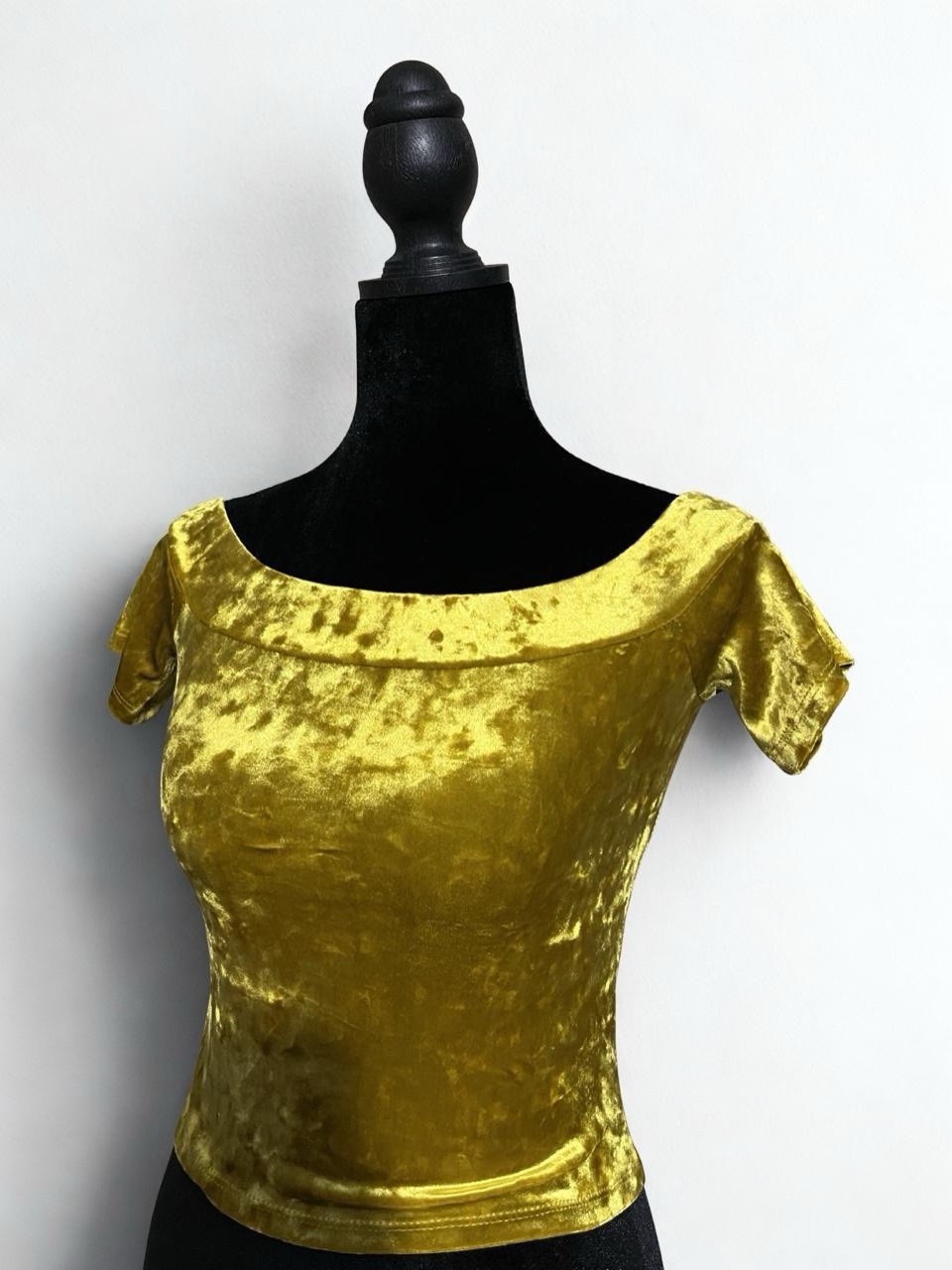 FOREVER 21 Women’s Gold Velvet Off-the-Shoulder Short Sleeve Crop Top