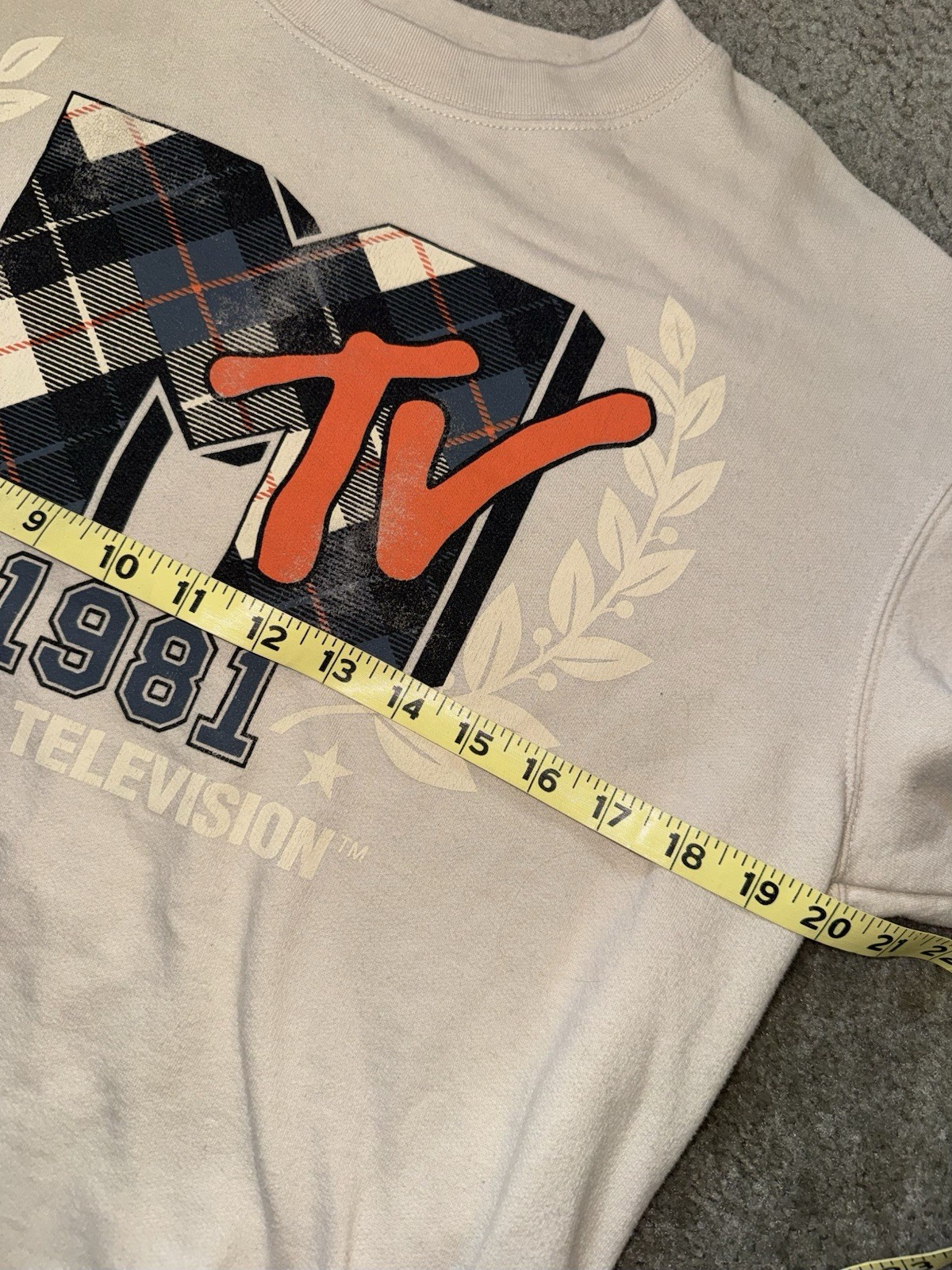 MTV 1981 Argyle Sweatshirt Double Striped Sleeves Beige Women’s Small