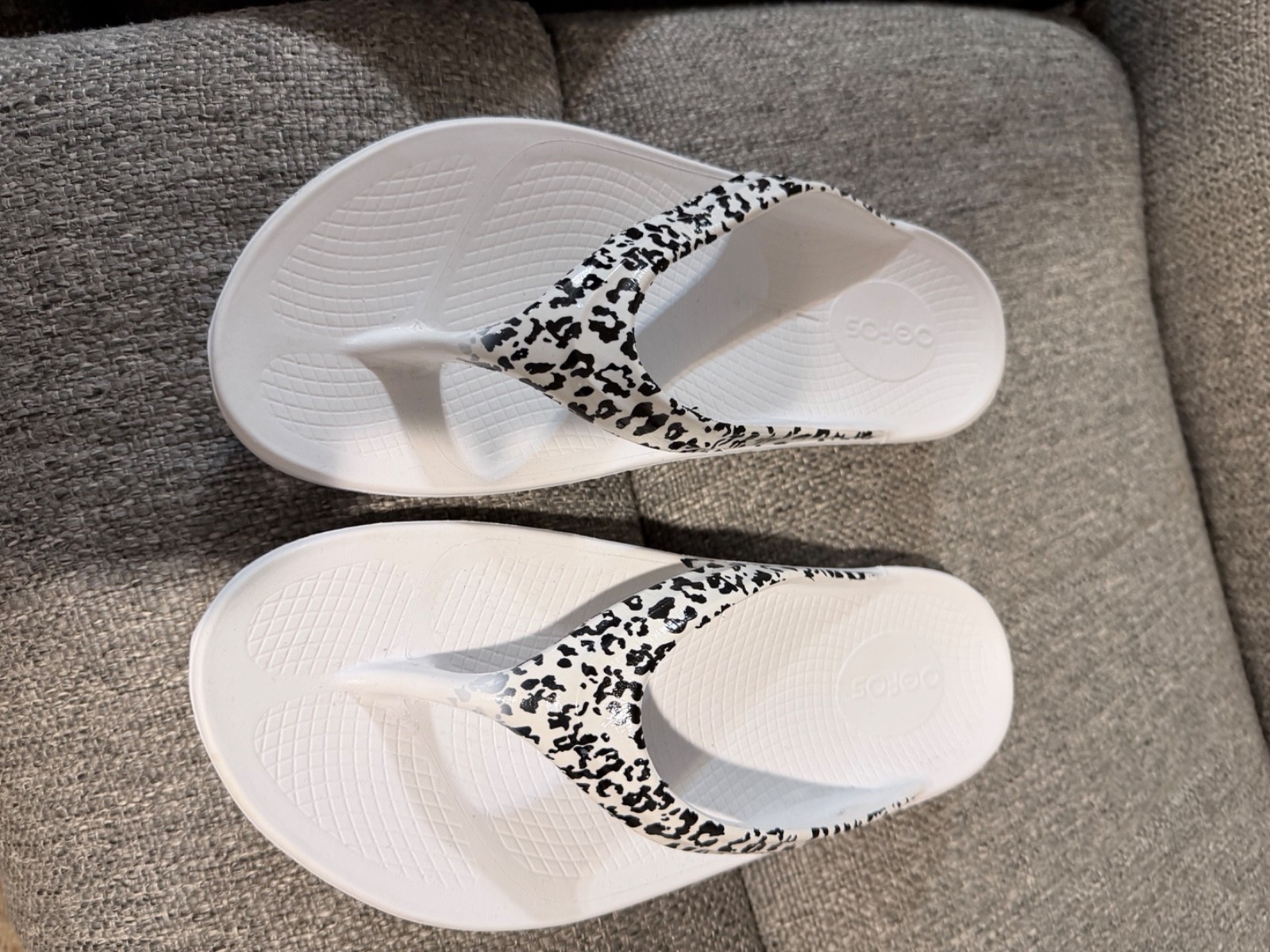 OOfos Oolala Womens Sandles 8 Brand New, white with black specs