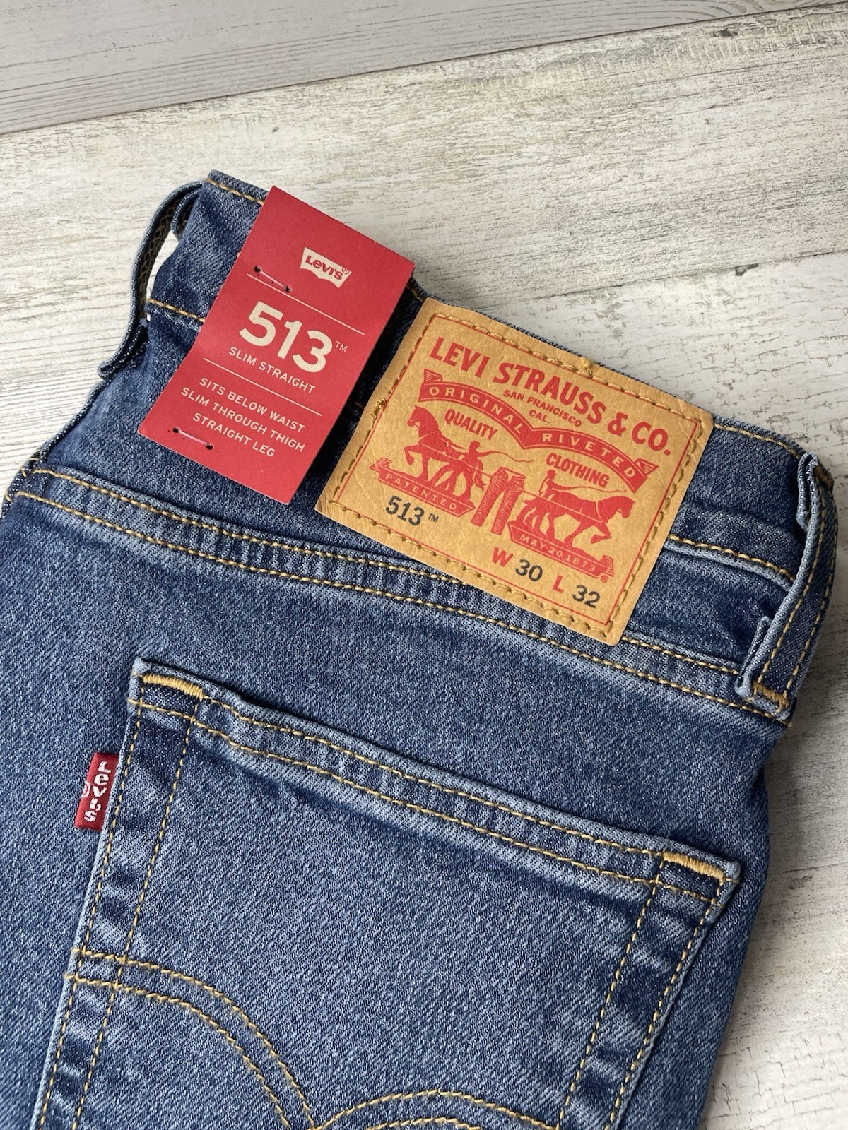 Levi’s 513 Slim Straight Stretch Below Waist Medium Wash Men’s Size: 30×32 NWT!