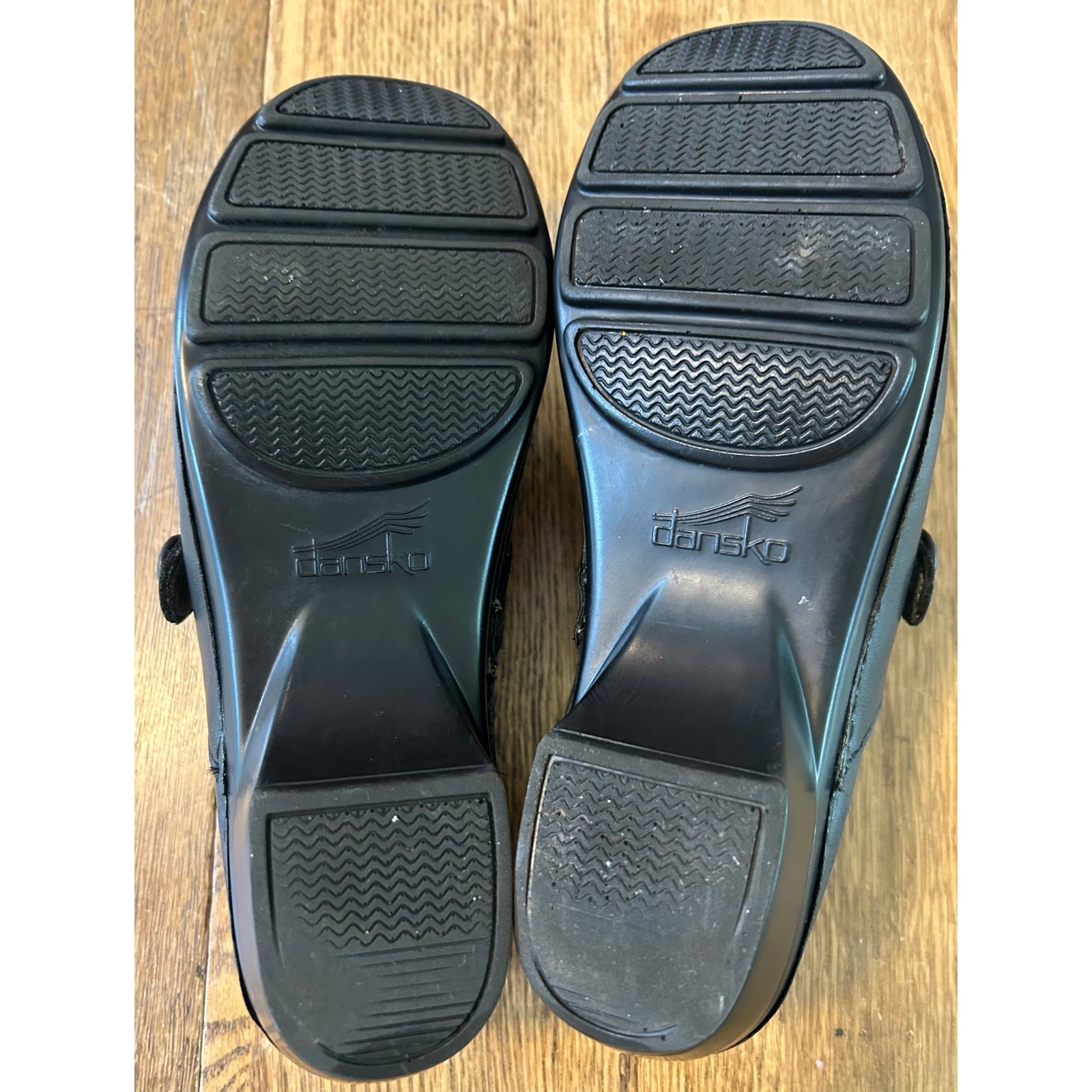 Dansko Solstice Button Strap Clogs Black Leather Slip on Women’s Sz 39 US 8.5