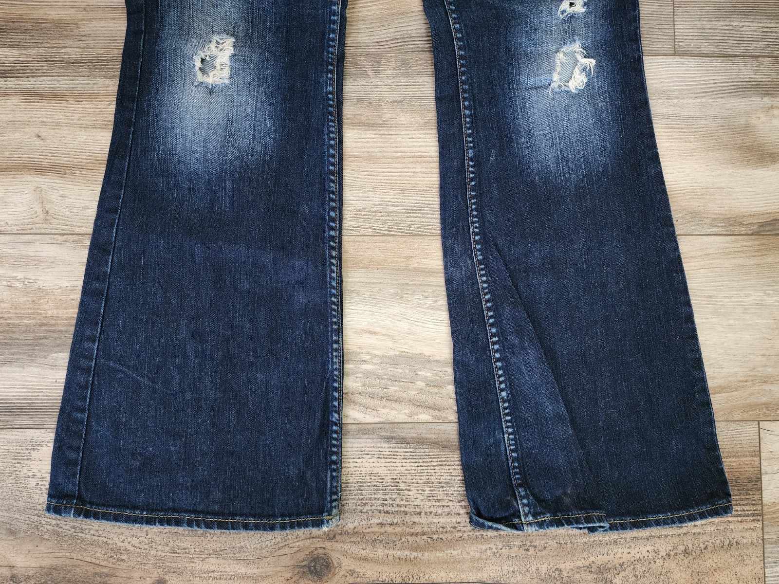 Silver Jeans Eden Flare Womens Jeans | Dark Wash Distressed | sz 31/33
