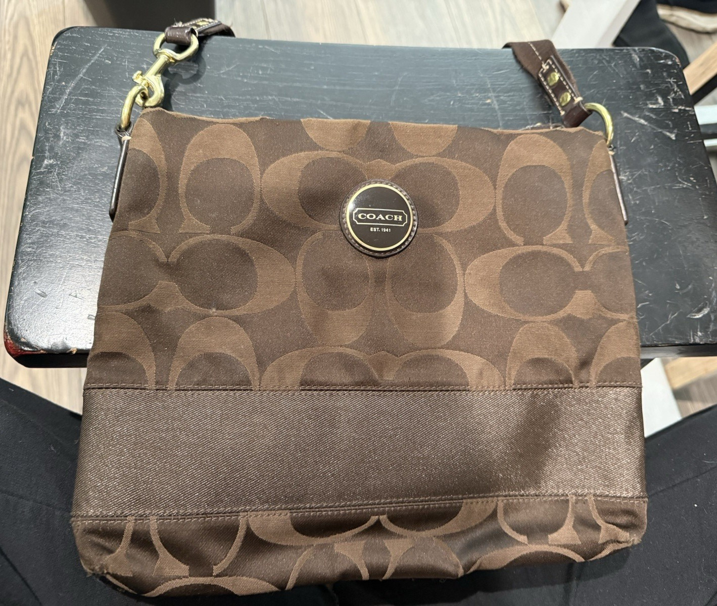 Coach Brown Signature Crossbody Bag Zip Closure Gold Hardware Detachable Strap