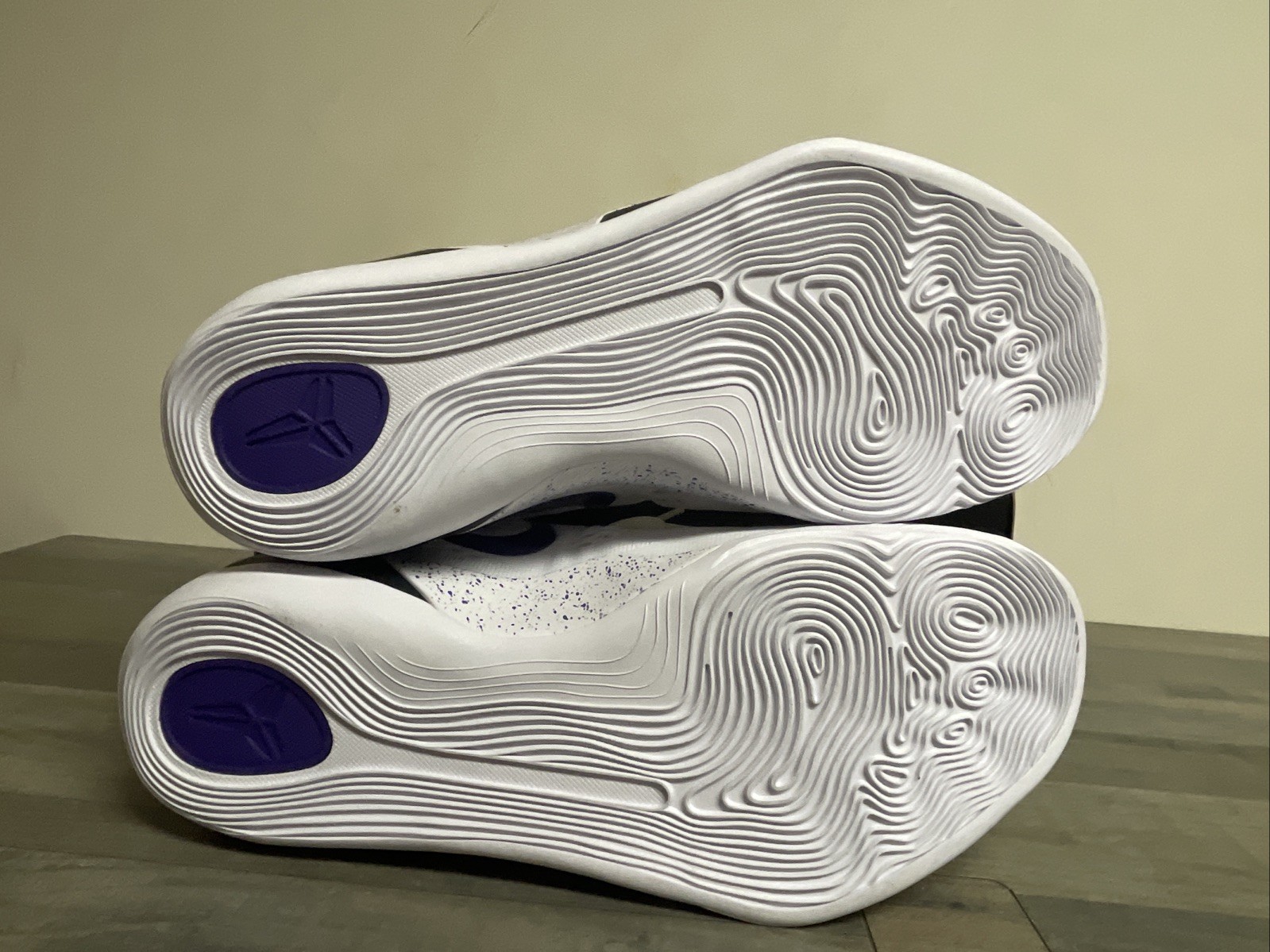 Nike Kobe 9 Elite Low EM Protro White Court Purple IH1401-100 Men’s Size 8 NEW