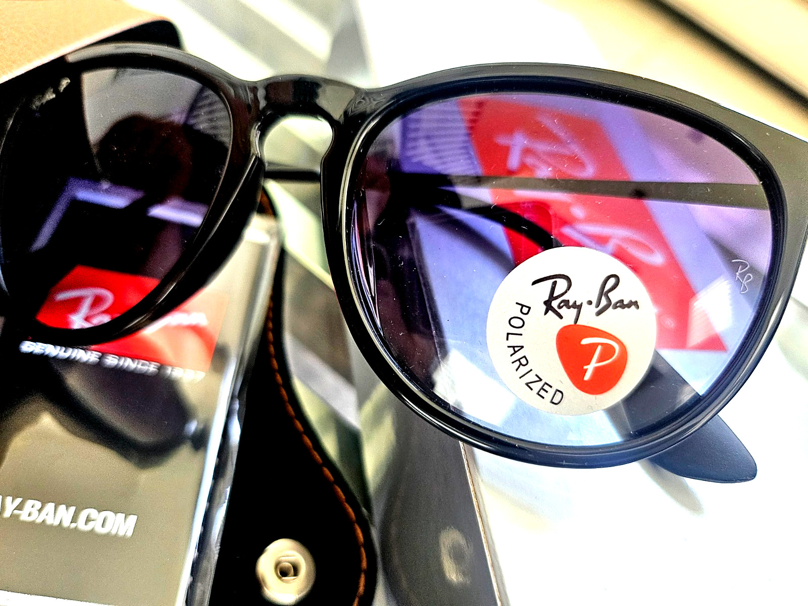 Ray-Ban Erika RB 4171 Black/Dark Grey Polarized Gradient Sunglasses unisex